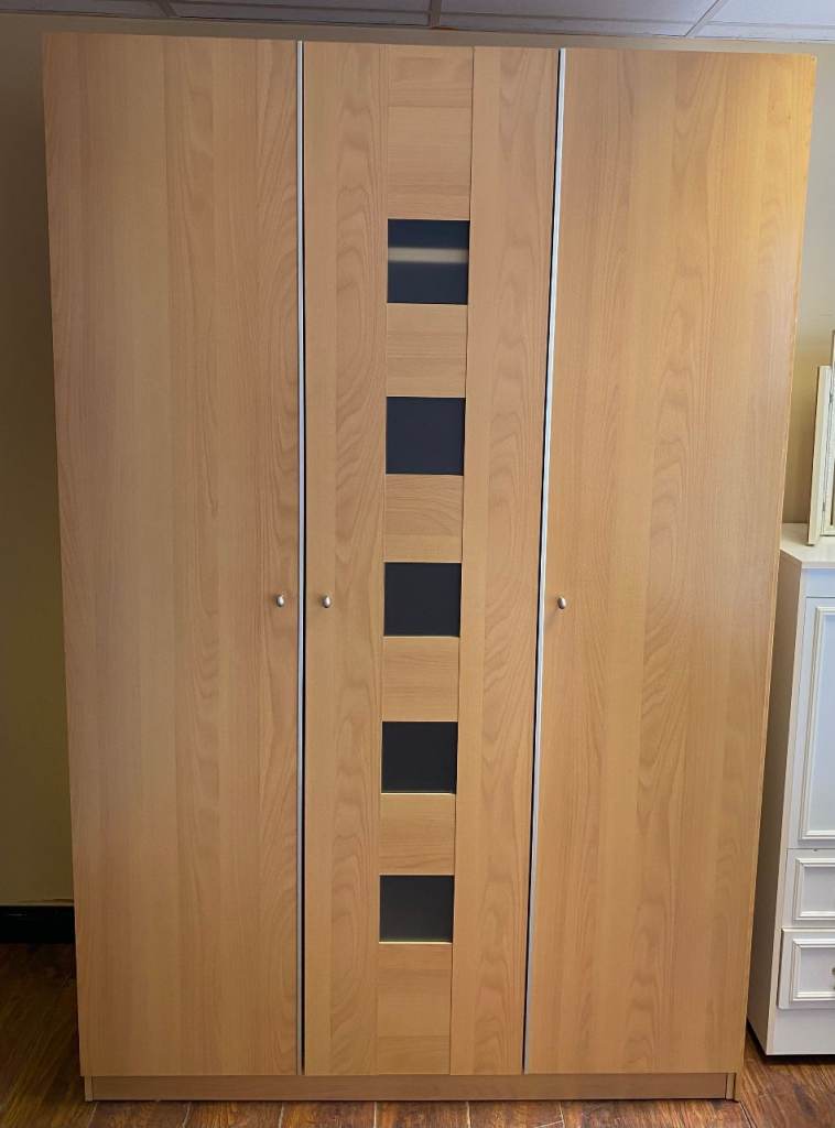 3 DOOR BEECH COLOUR WARDROBE WITH LOTS SHELF AND HANGING RAILS GOOD CONDITIONS