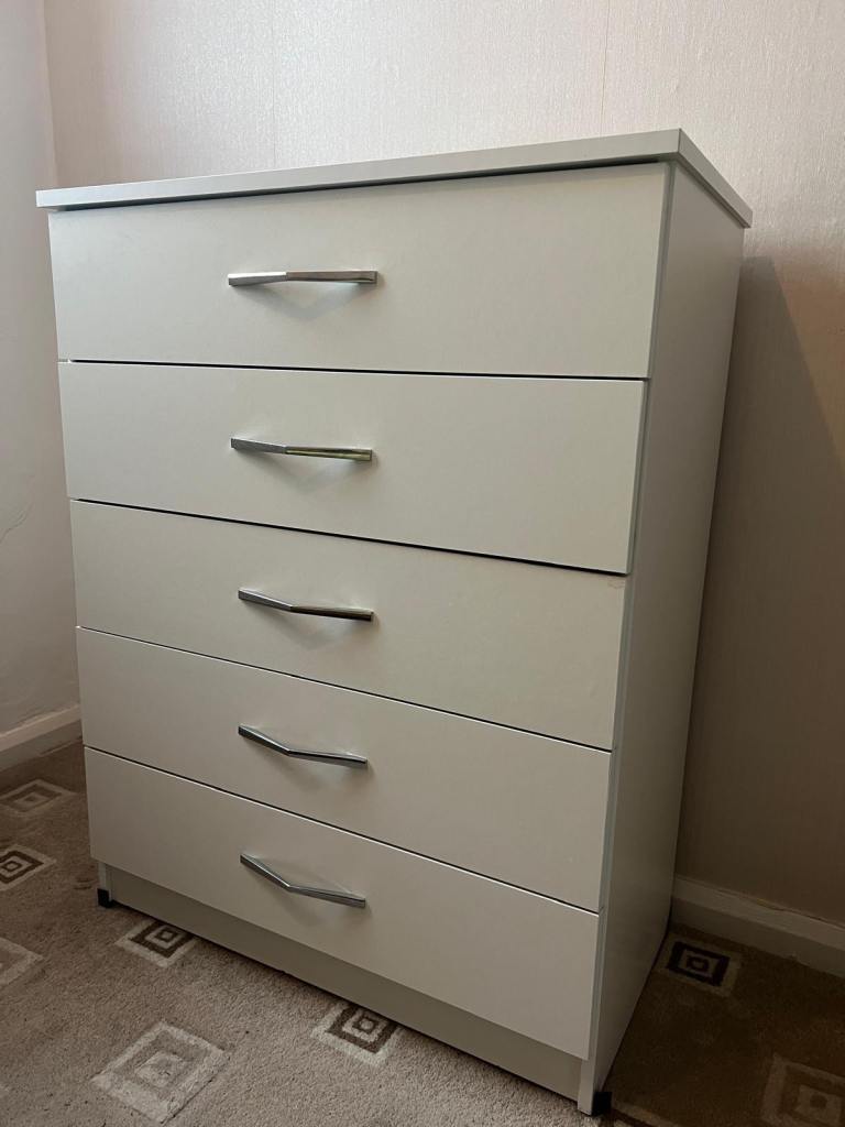 5 Drawer Chest of Drawers - Like New Condition - £100