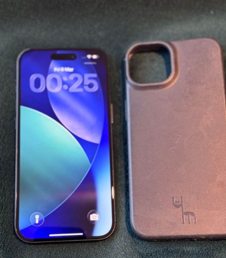 iPhone Apple 15 128gb, black with black protective case. 99% battery life