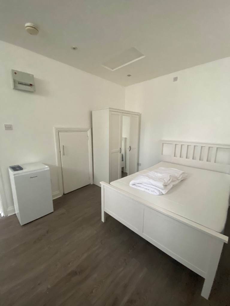 Studio flat in Uxbridge Road, London, W12