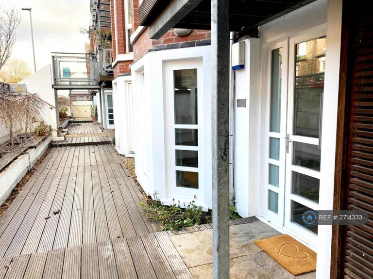 2 bedroom flat in Cranbourne Terrace, Manchester, M21 (2 bed) (#2714333)