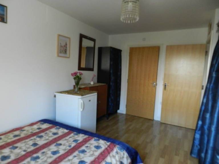 New Lovely Ensuite doubleroom by Feltham Station 
