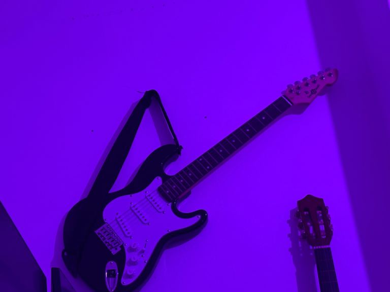 Black Electric Guitar with White Pickguard – Good Condition