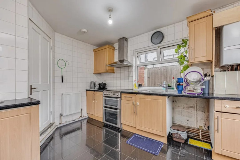 Double Room near Phipps Bridge Tram Stop in Mitcham and Share the Bills