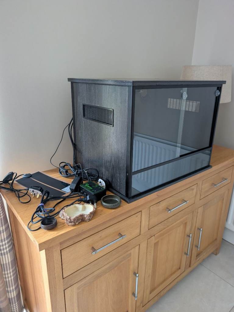 Vivarium/ Enclosure & Equipment 