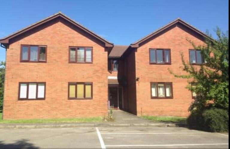 GU2 9GA-one bedroom flat £1300/m