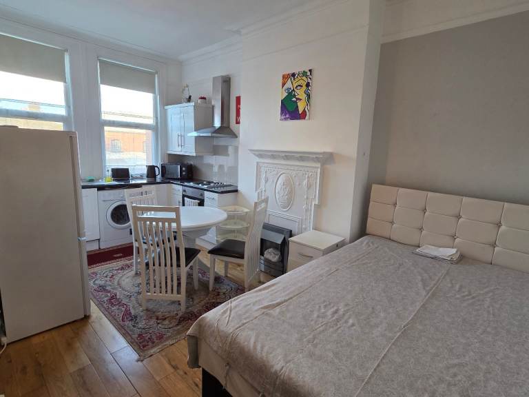 First floor studio flat in quiet residential area of Cricklewood short walk from the Broadway (A5)