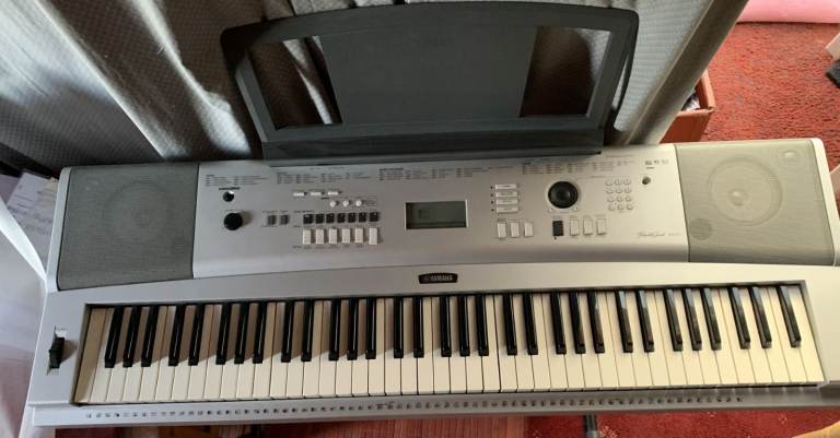  Yamaha DGX-230 Portable Grand Piano Electronic Keyboard with Stagg Stand