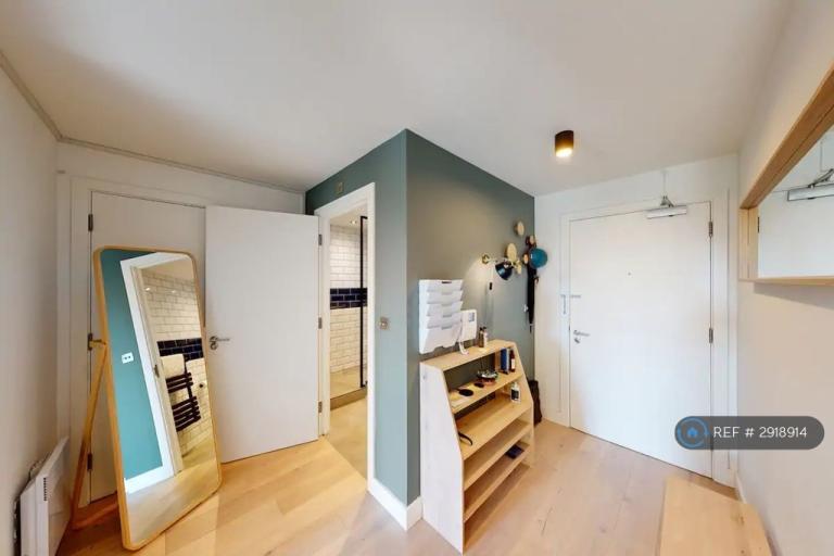 2 bedroom flat in Wapping Lane, London, E1W (2 bed) (#2918914)