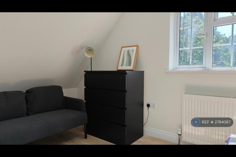 1 bedroom in North St, Redhill, RH1 (#2784087)