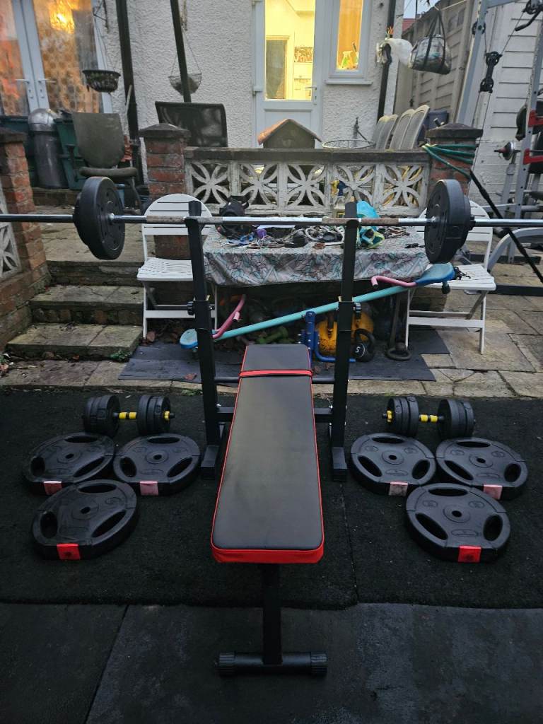 Weights bench with weights