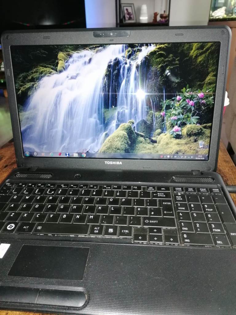 Toshiba Laptop Windows 7 – immaculate condition 