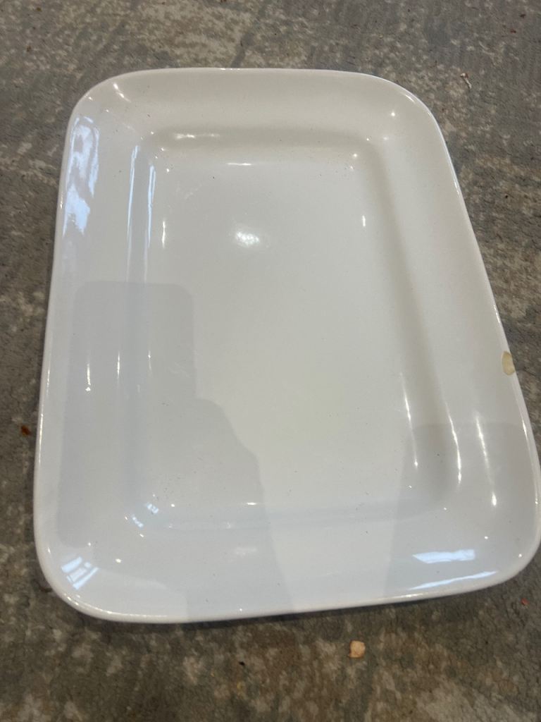 White Ceramic Roasting Dish – Good Condition