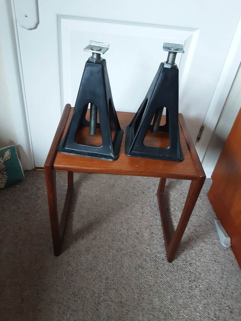 Corner steadies, free standing, max load 750kg
