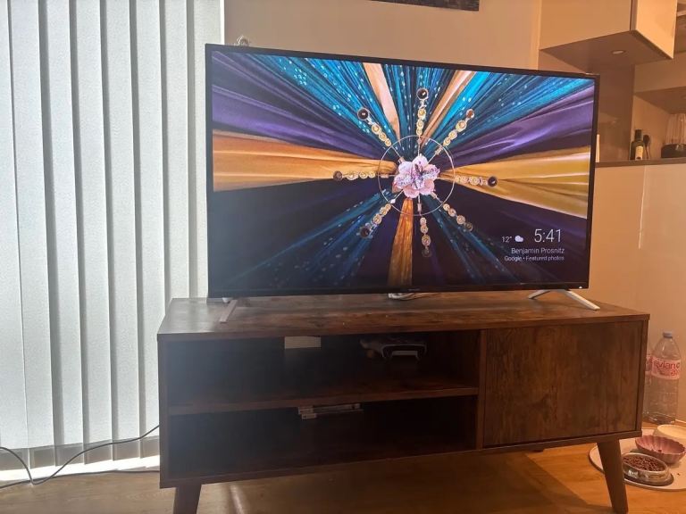 Tv stand + sharp Tv