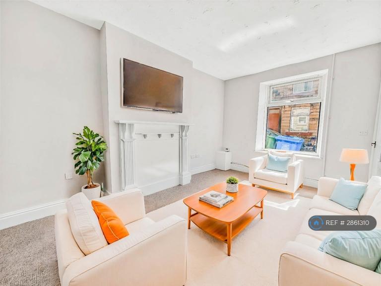 2 bedroom house in Russell St, Bacup, OL13 (2 bed) (#2861310)