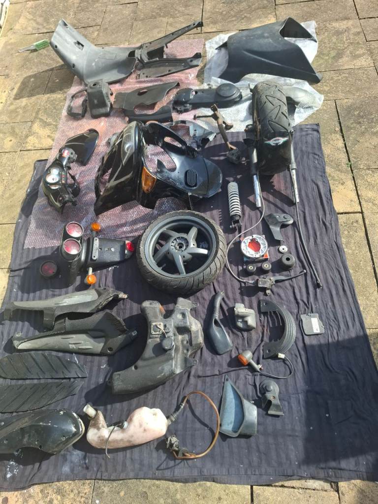 Job lot  Aprilia SR125 2 stroke (2001) Inc clocks headlight + cowl wheels Panels