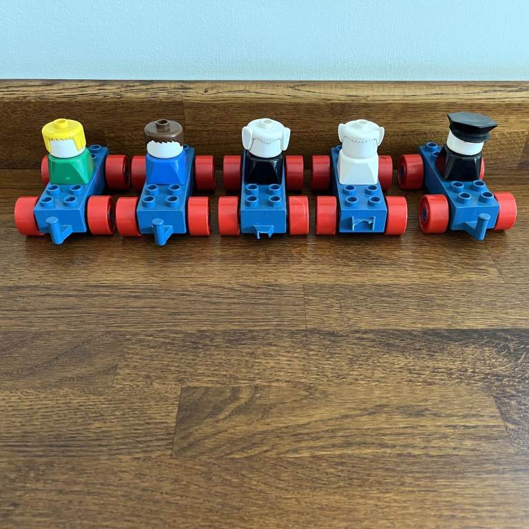 Vintage 1980's Lego Duplo car bases 2x6 stud x 5 + 5 square figures. Damaged. £5 ovno lot. CAN POST.