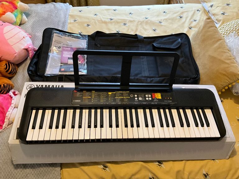 Yamaha PSR-F52 keyboard 