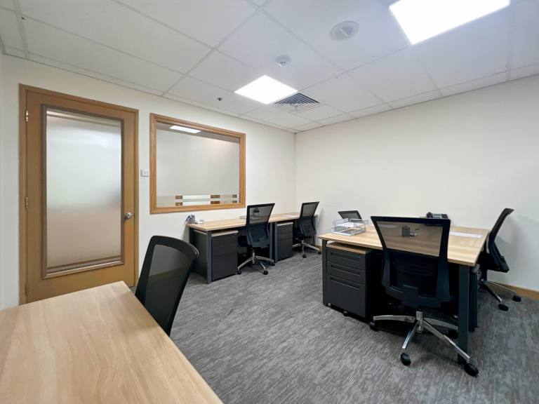 Brentwood - CM13 3FR \ Large Office for Rent Configured for Your Team