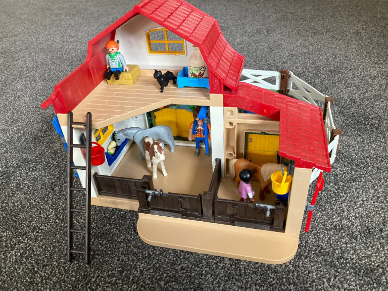 Play Mobil Pony Farm
