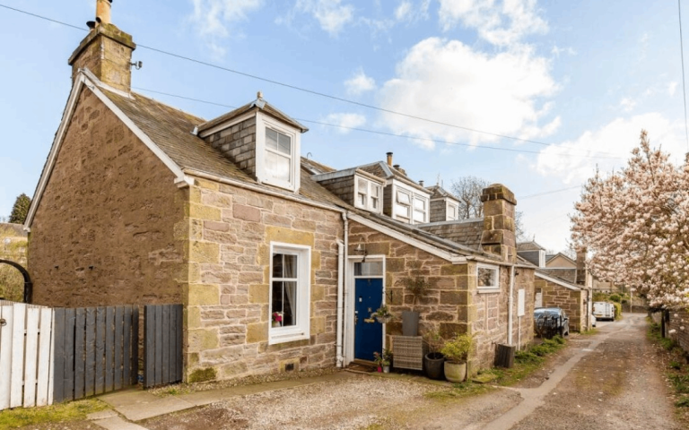 Lovely 2 bed house with parking and garden
