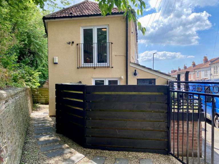 Luminous 1 Bedroom Top Floor Flat in Easton, Bristol