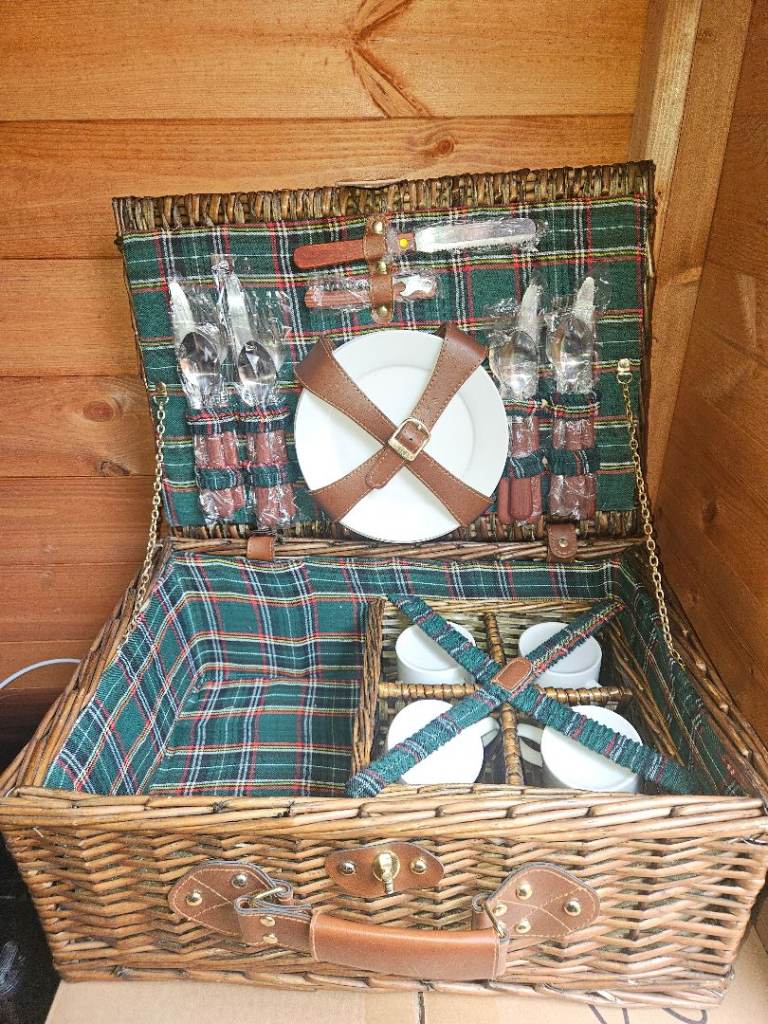 Wicker picnic basket for 4 people (complete set, new)