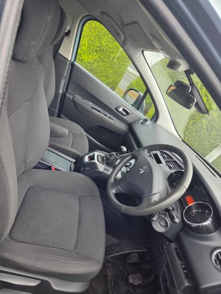Peugeot, 5008, MPV, 2013, Manual, 1560 (cc), 5 doors