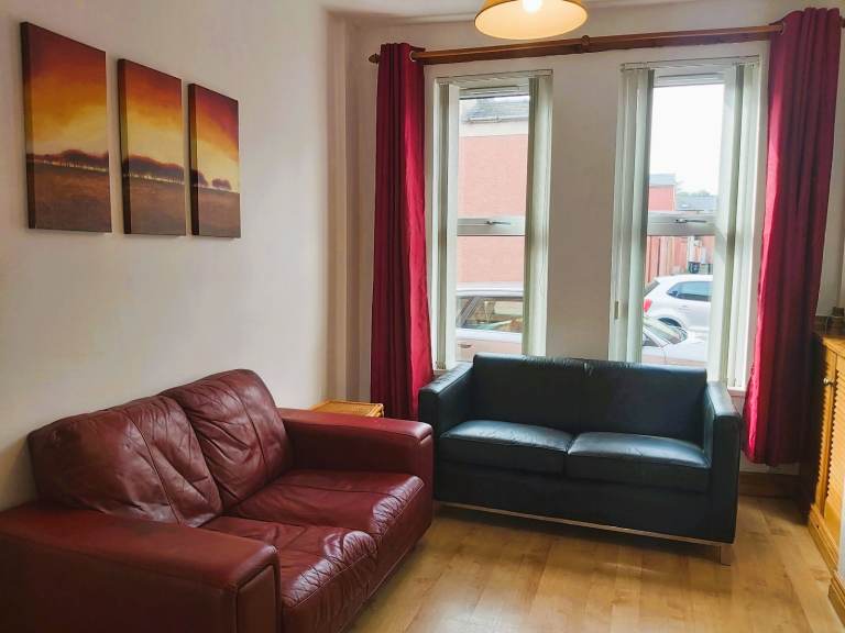 2 rms in 2 bed house Belfast near All State Lanyon Train Titanic BT City Cen. Avail 23rd May'26