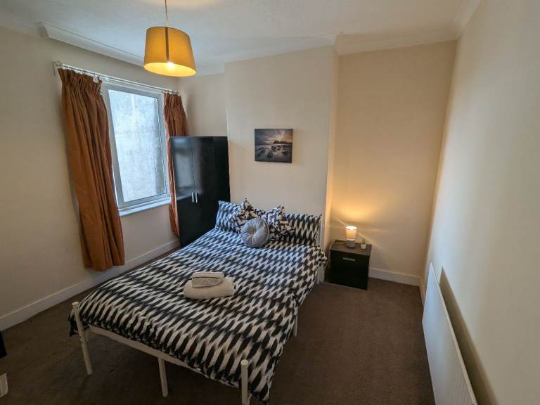 Spacious double bedroom-Professional House share