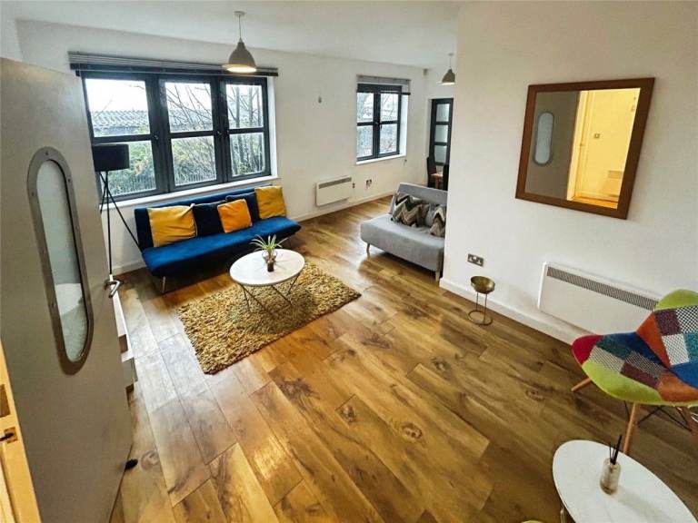 2 bedroom luxury flat with outside space and off street parking