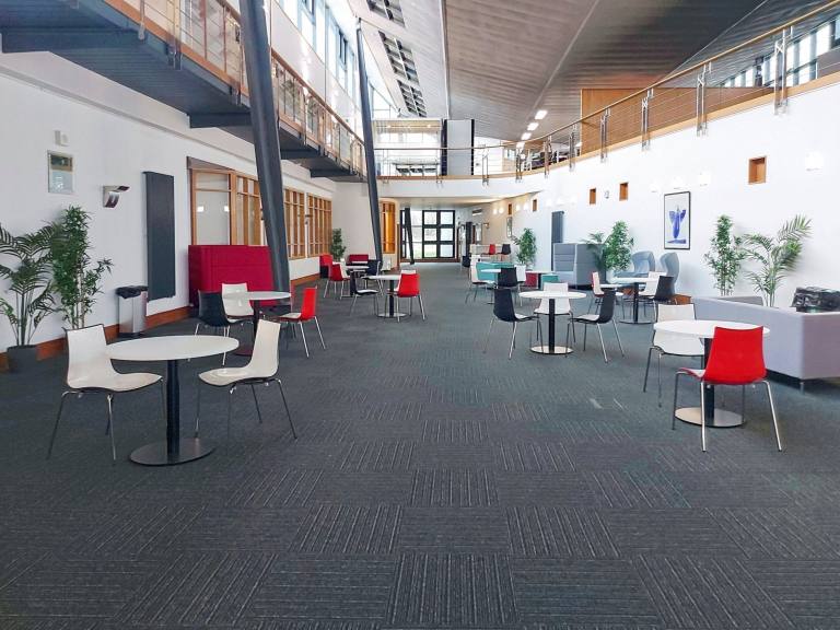 Renfrew - PA4 9LH \ Flexible Office Space with 5 Workstations
