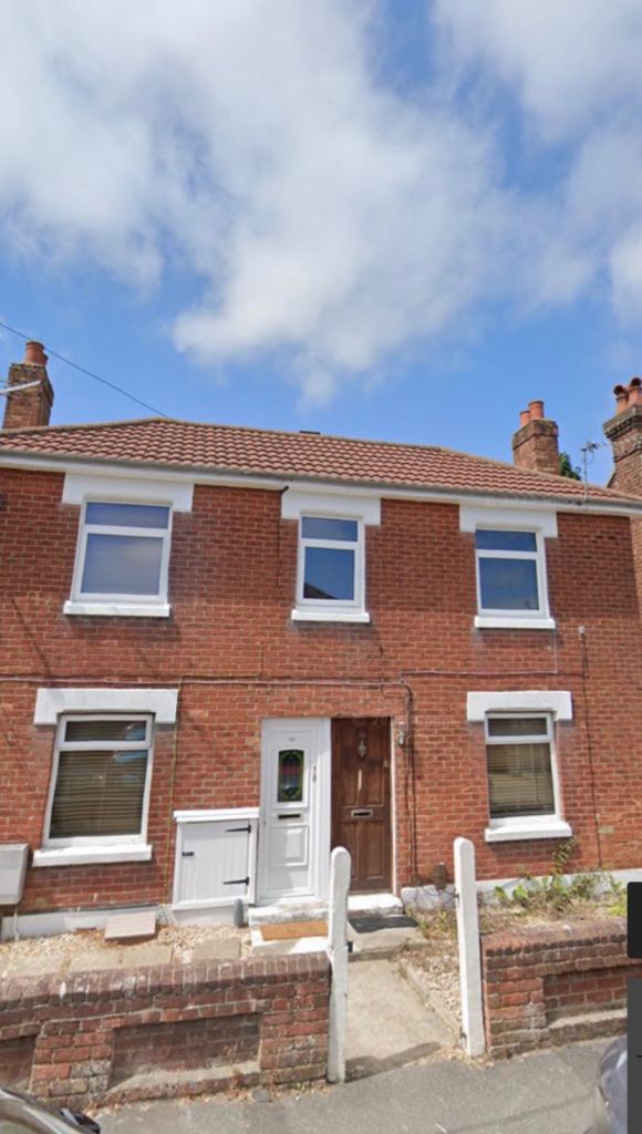 3 Bedrooms Ground Floor Flat with Garden