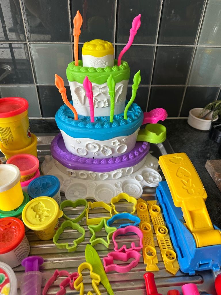 Play-Doh Sweet Shoppe Cake Mountain Playset with Accessories