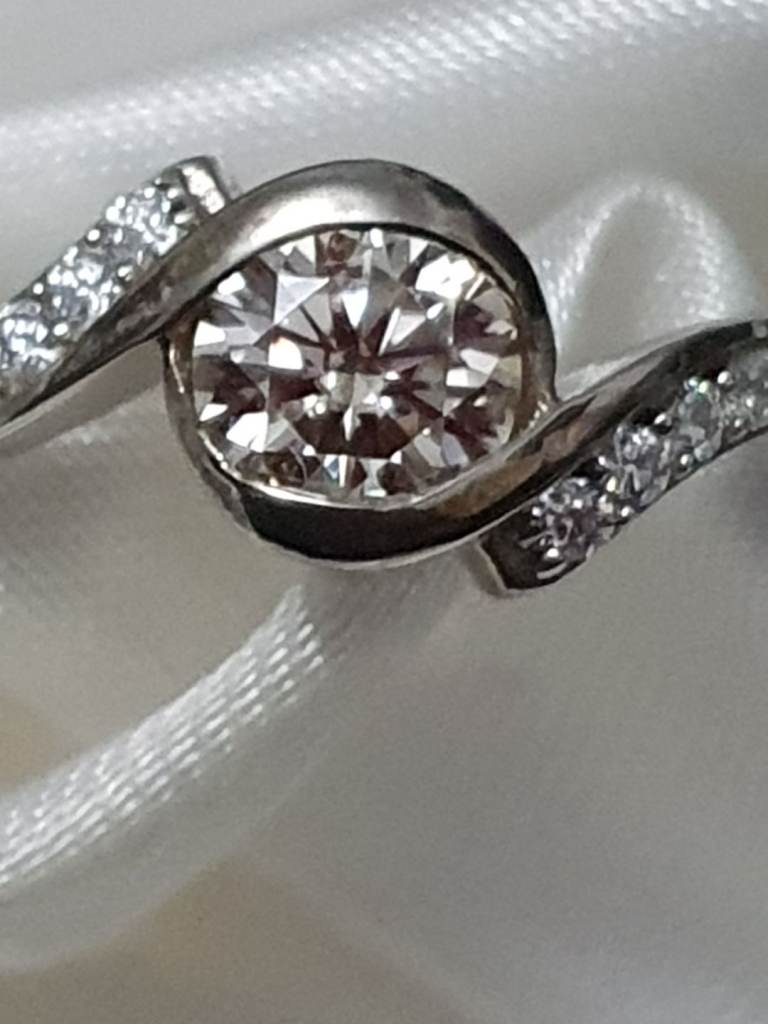 Like A Diamond White Mossanite Ring Size S Sterling silver 925 Platinum Overlay New 