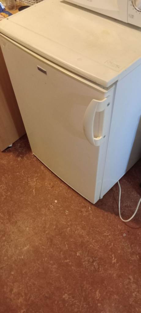 Lec L5526W Undercounter Fridge Freezer - White, Good Condition