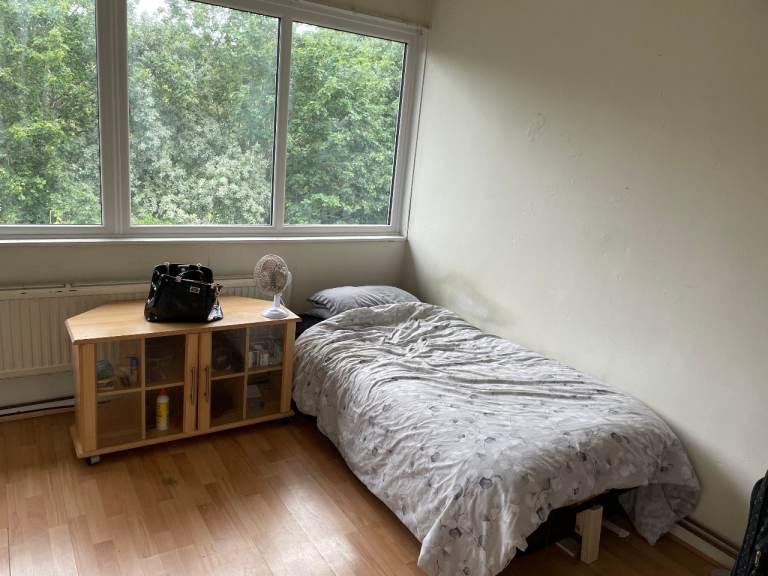 Studio flat in Gurnards Avenue (just opposite Xscape Centre in CMK)