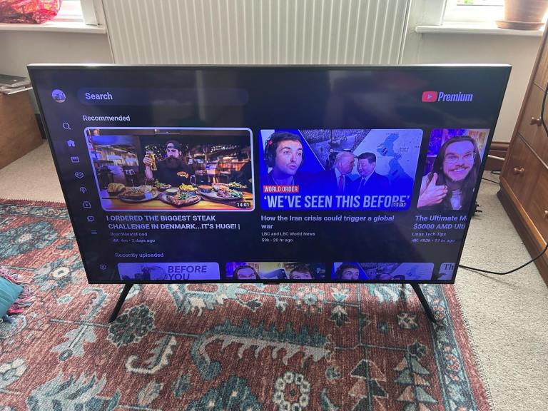 43 inch Samsung UHD Comes with box and remote ll