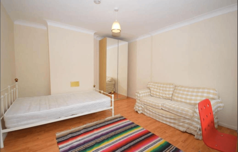 Sublet Spacious Double room - Couples Welcome