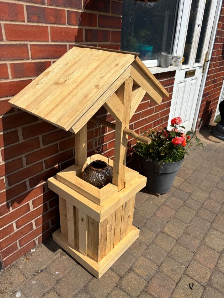 Solid hand made wishing well 4ft tall 