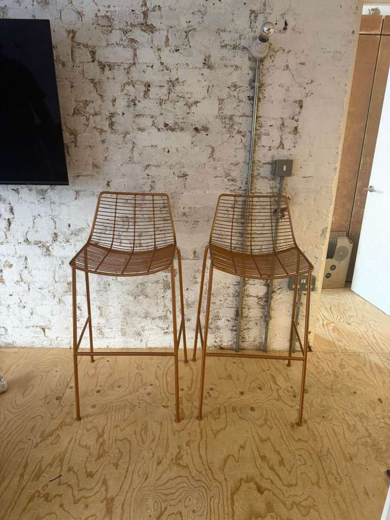 2 Metal Wire Bar Stools - copper Colour