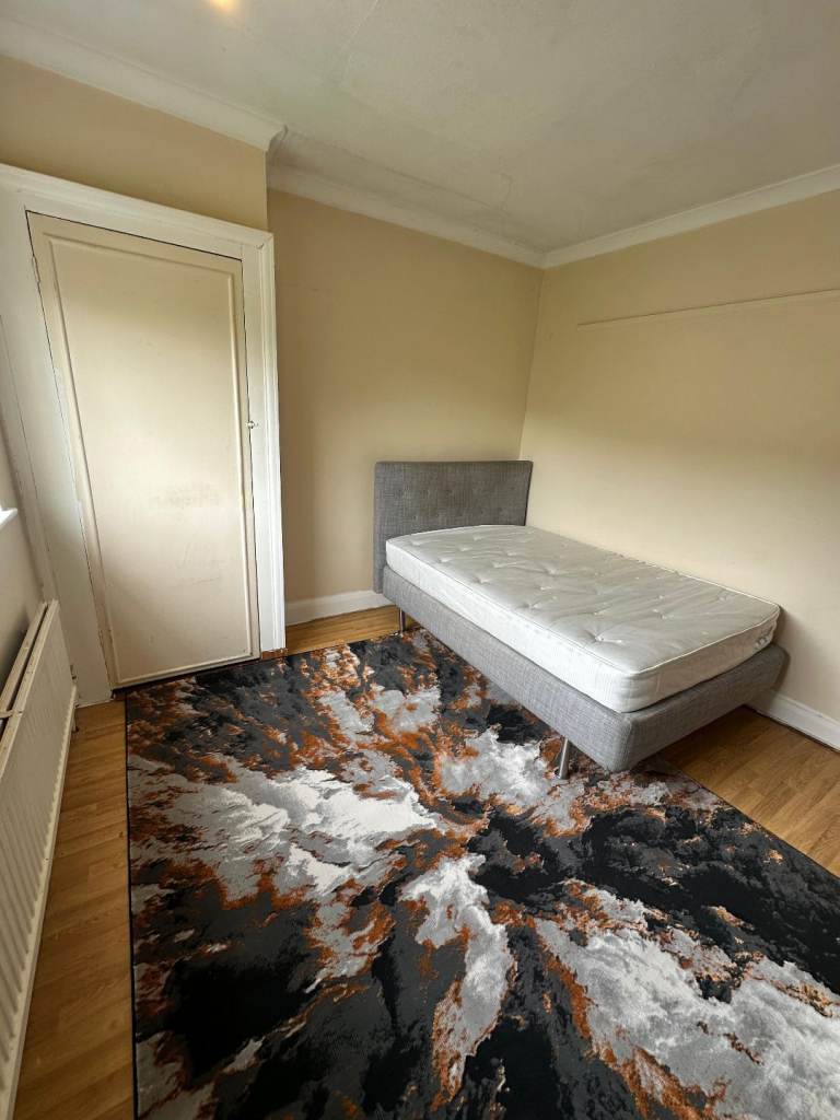 Furnished Double Room Available Now in a Professional House Share.