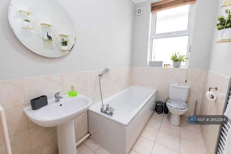 2 bedroom flat in Saint Michael's Road, Bournemouth, BH2 (2 bed) (#2652284)