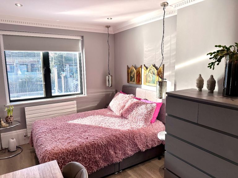 Lovely double fully furnished room in luxury apartment