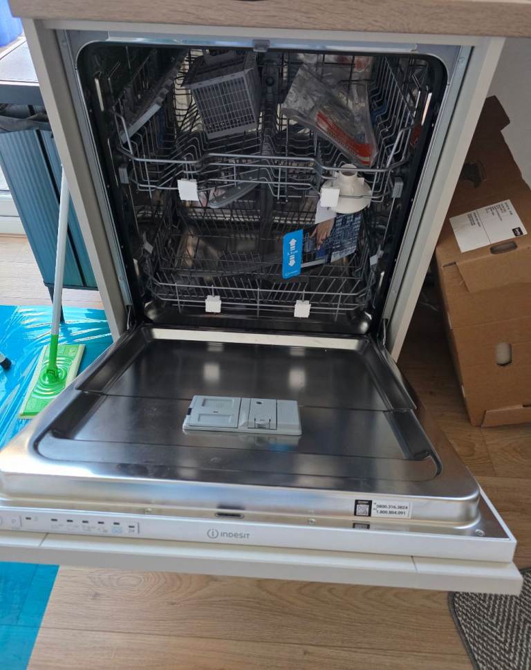 Brand new integrated dishwasher - Indesit 