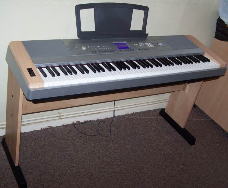 Yamaha DGX-640 Portable Grand Piano, Sustain Pedal, Music Stand 88 Graded Hammer Keys