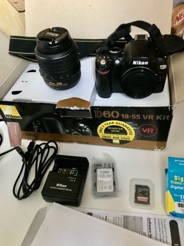 Nikon D60 Kit Con Obiettivo DX VR 18-55mm – Reflex 10.2 MP, Leggera E Facile, Perfetta Per Iniziare
