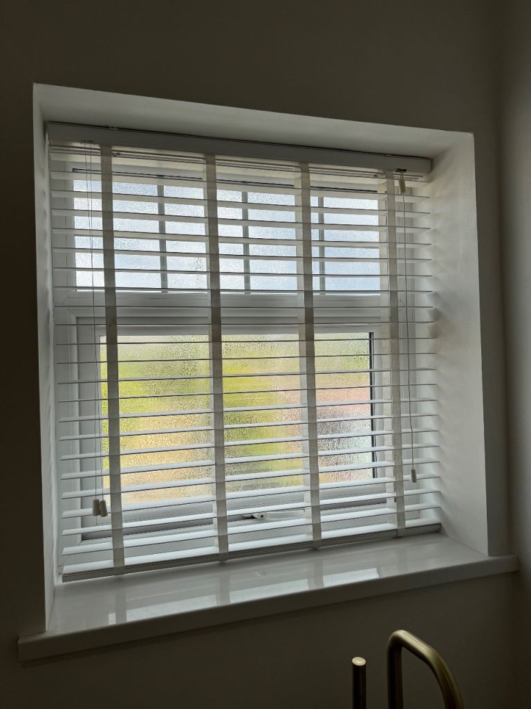 White grained wood blind 100cm wide 105cm drop