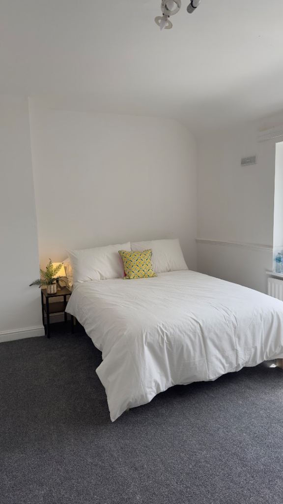 Master Bedroom for rent in Dagenham